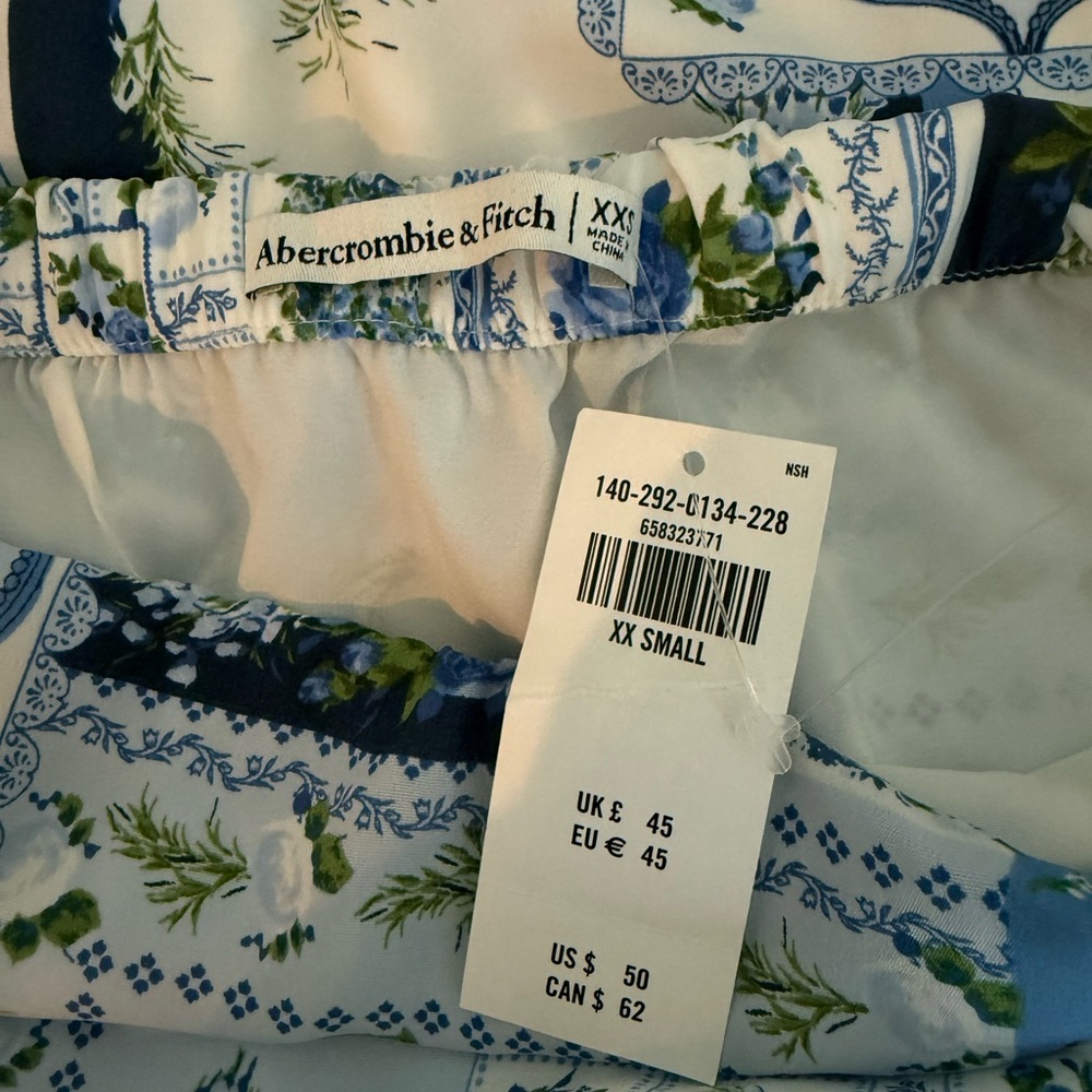 Abercrombie & Fitch Blue and White Patterned Set - Picture 4 of 4